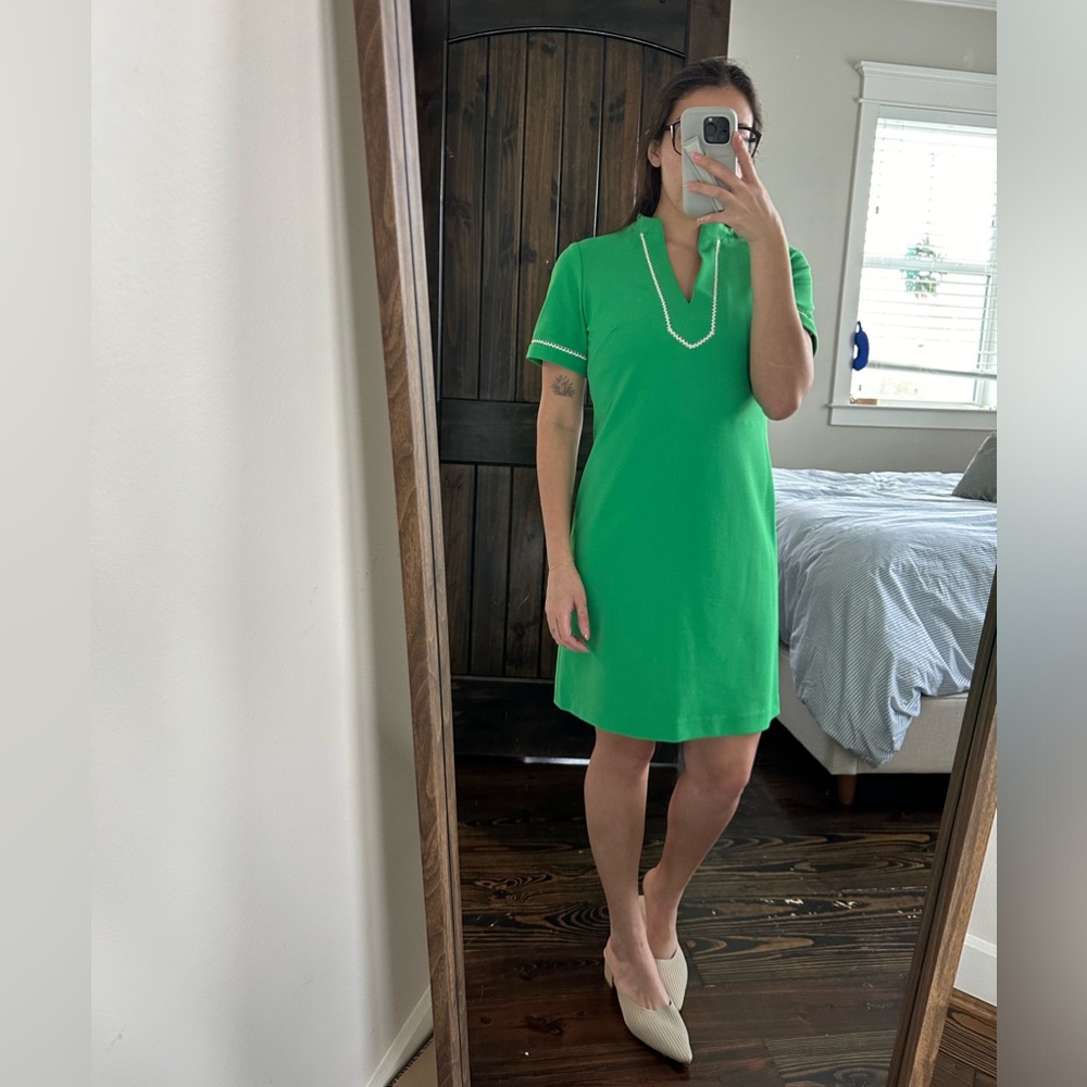 TOMMY HILFIGER - Green Short Sleeve V-Neck Dress in Grass Green